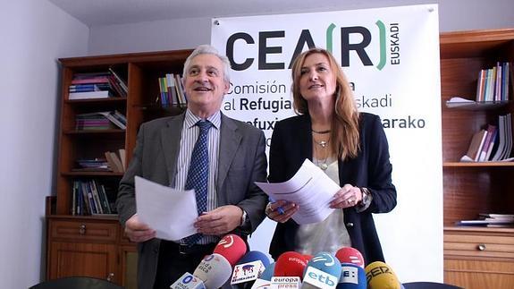 Javier Galparsoro y Patricia Bárcena, representantes de CEAR Euskadi.