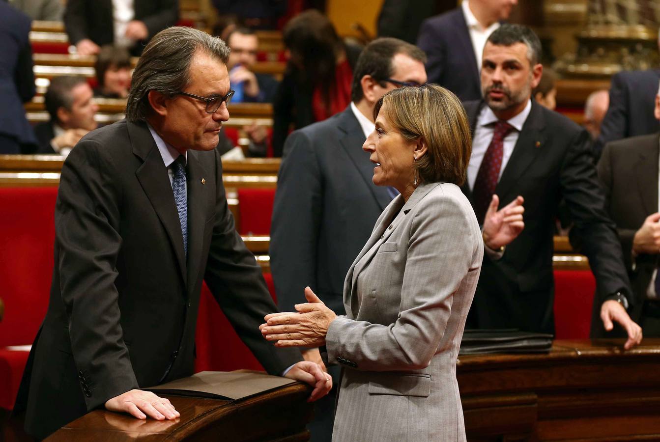 Artur Mas charla con la presidenta del Parlamento catalán, Carmen Forcadell, en la Cámara.