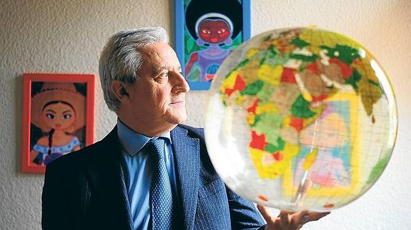 Javier Galparsoro posa en la sede de CEAR en Bilbao. Un quinto sin ascensor, «somos una ONG, es lo que hay».