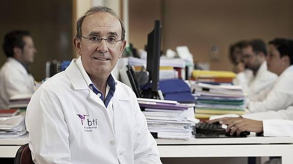 Eduardo Anitua, en el laboratorio de investigación de BTI