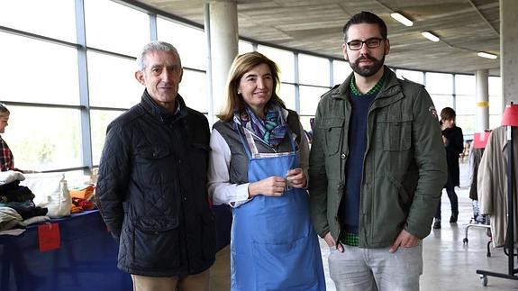 El director de Cáritas La Rioja, Luis Lleyda; Lourdes Martínez (Nuevo Futuro) y Daniel Dulce (trabajador social), en el Rastrillo de la plaza de toros de La Ribera. 