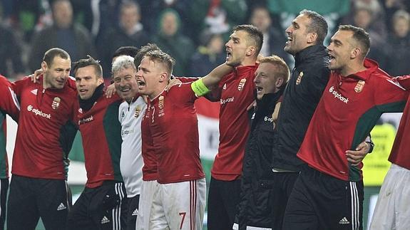 La selección de Hungría celebra su victoria frente a Noruega.