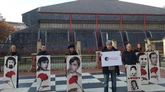 El escritor Juan Ibarrondo y otros participantes en el Memorial, en Zaramaga. 