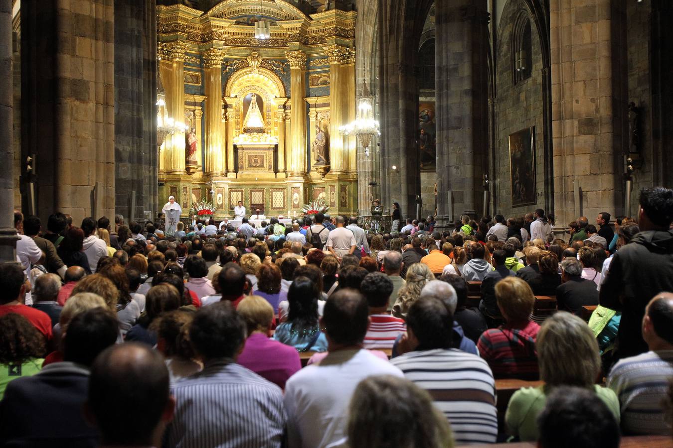 Imagen del interior de la Basílica de Begoña durante una misa.