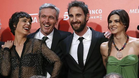 Las actrices Belén Cuesta y Clara Lago y el actor Dani Rovira, a su llegada a la presentación de la película.