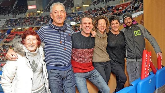 Los seis ganadores de las entradas para animar al Baskonia desde el palco VIP. En el centro, Oskar Armentia y su mujer, Miren.