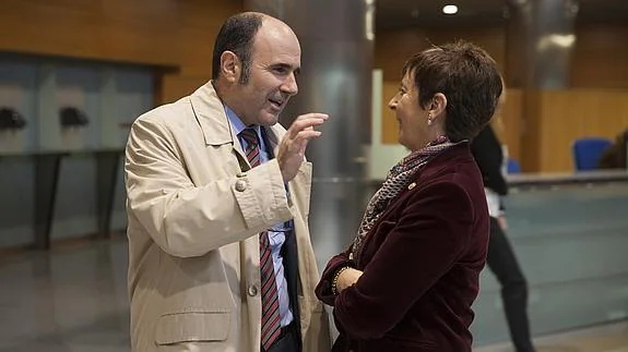 El vicepresidente económico navarro, Manu Aierdi, y la consejera Arantza Tapia, tras su reunión en Vitoria. EFE/