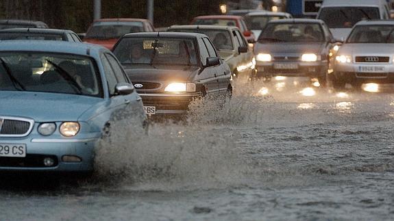 Coches circulando con lluvia en la A-8.