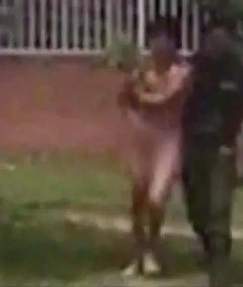 Imagen del vídeo en el que los policías obligan al niño a caminar desnudo.