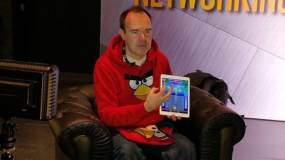 Peter Vesterbacka muestra su nuevo juego, Love rocks.