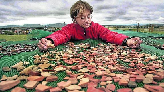 La arqueóloga Idoia Filloy muestra algunas de las piezas descubiertas en el yacimiento de Iruña-Veleia.