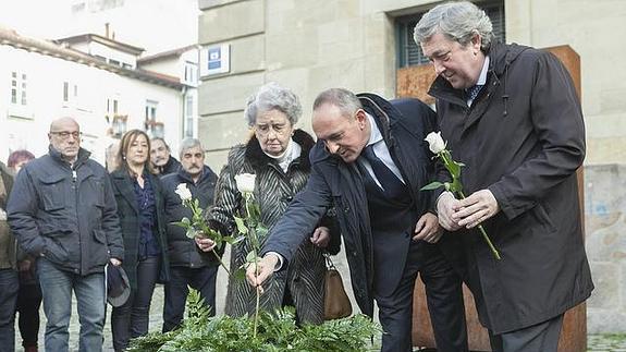 Carmen Saltó, ramiro González y Pedro Elosegui depositan flores en recuerdo a las víctimas