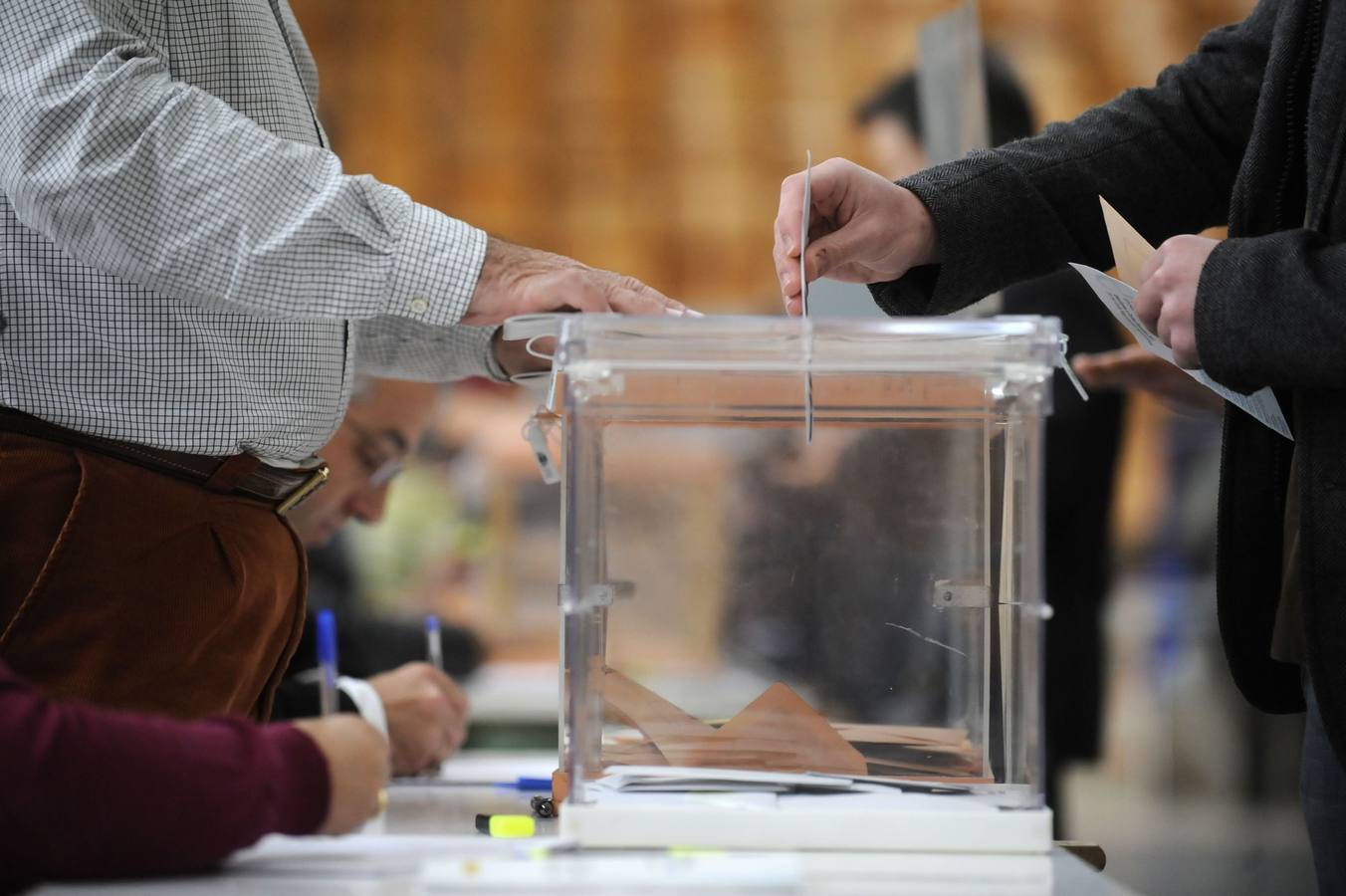 Un ciudadano deposita su voto en las urnas en las últimas elecciones municipales y forales.