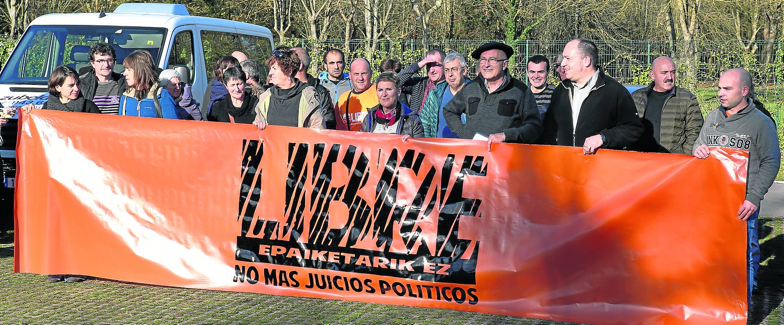 Buena parte de los encausados posaron ayer en Vitoria antes de emprender viaje a Madrid para asistir hoy al juicio.