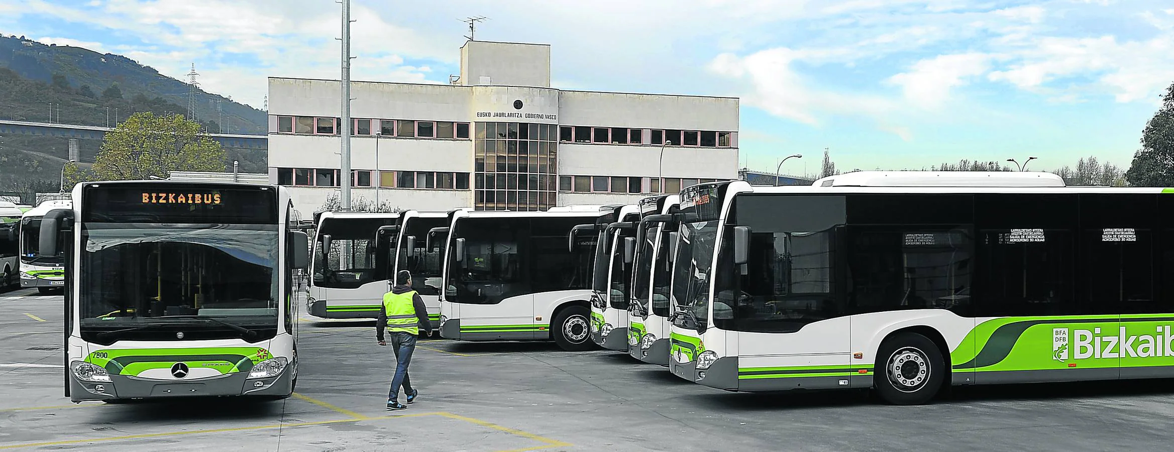 Imagen tomada ayer de un buen número de los nuevos autobuses, que han llegado ya a las cocheras de Aparkabisa.