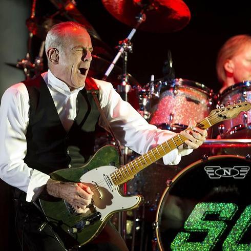 El cantante de la veterana banda británica de rock, Francis Rossi, en el Azkena Rock Festival de Vitoria.