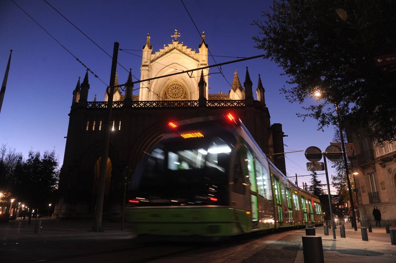 El tranvía circula frente a la catedral nueva. 