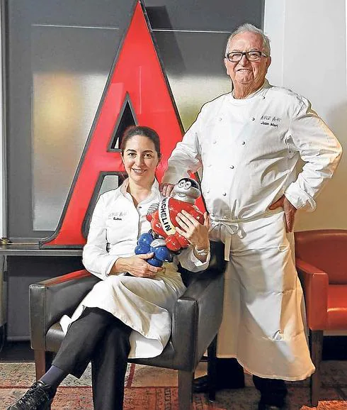 Elena y Juan Mari Arzak posan en la recepción de Arzak con un ‘Bibendum’ de Michelin.