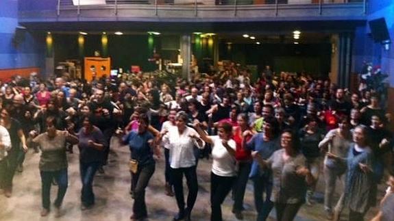 Aiko taldeak jende ugari animatu zuen Plateruenan ospatu zen Durangoko Dantza Ibiltarian.