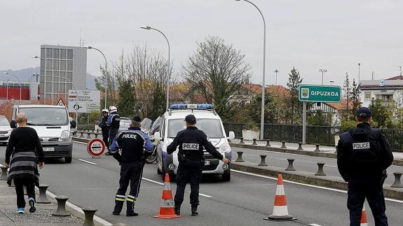 Policías franceses en los controles instalados en la frontera de Irún tras los atentados de París.