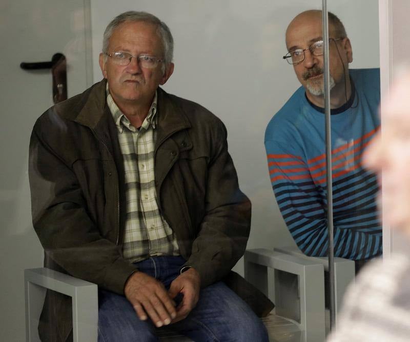 Los etarras Juan María Múgica (I) y Luis Ignacio Iruretagoyena, acusados de intentar matar a Aznar con un misil, en el juicio iniciado hoy en la Audiencia Nacional.