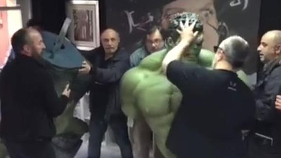Álex de la Iglesia sostiene el busto de Hulk a tamaño natural. 