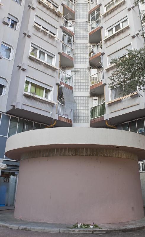 Flores depositadas por familiares y amigos ante el edificio, donde ayer una mujer de 42 años se lanzó desde un decimotercer piso tras arrojar a dos hijas, una de once años y otra de diez meses, la principal hipótesis de la tragidia apunta al suicidio, una vez que se ha descartado que se trate de un caso de violencia machista.