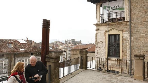 Una pareja de turistas revisa un mapa junto al Palacio de Villa Suso, donde se están ultimando las obras.