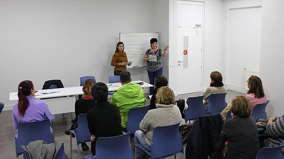 Vecinos, durante una de las reuniones para crear la plataforma. 