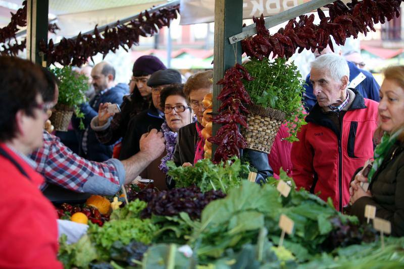 Los baserritarras ofrecen sus mejores productos en Bilbao.