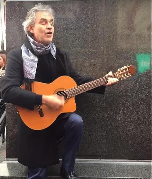 El tenor Andrea Bocelli, durante su improvisada actuación en Times Square.