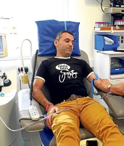 Un donante da sangre en el Centro de Transfusiones y Tejidos Humanos de Galdakao. 