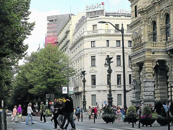 La antigua sede de la BBK ocupa un emplazamiento privilegiado en la Gran Vía. 