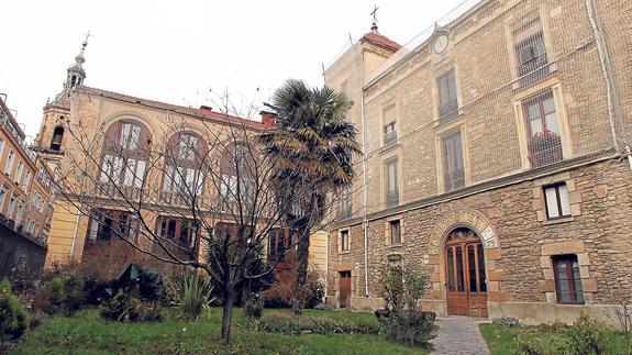 El palacio de los Álava-Esquível, en la calle Herrería, tiene problemas en la cubierta, la fachada y también de humedades.