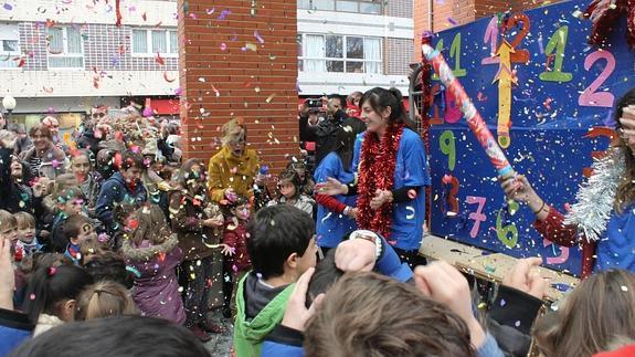 Los pequeños comieron doce lacasitos mientras se explotaban los globos del reloj. 