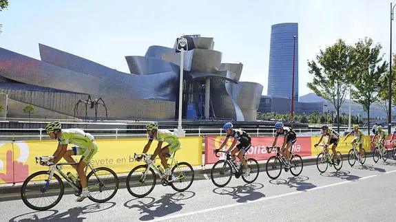 El pelotón llega Bilbao, pasando ante el Museo Guggenheim y la Torre Iberdrola, durante la Vuelta a España 2011.