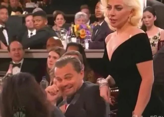 La cara de Leonardo DiCaprio cuando Lady Gaga pasó a su lado en los Globos de Oro