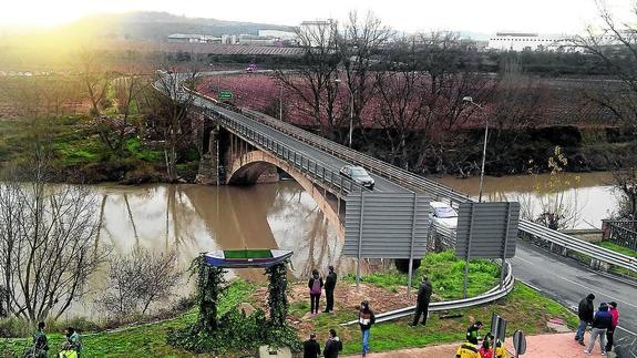 Integrantes del dispositivo de búsqueda ayer por la tarde en la orilla del Ebro. 