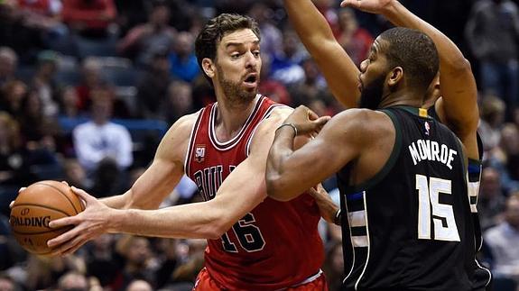 Pau Gasol esconde la bola de la defensa de Greg Monroe, de los Bucks.  