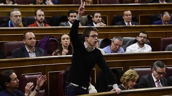 Íñigo Errejón hace el gesto de la victoria en el Congreso.