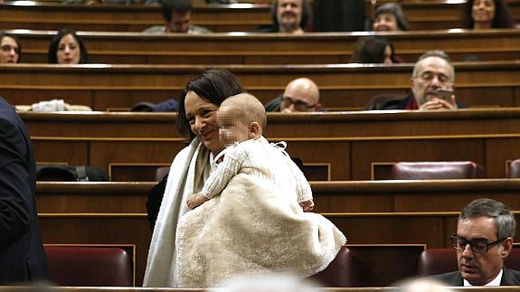 La diputada de Podemos, Carolina Bescansa, en el Congreso con su bebé.