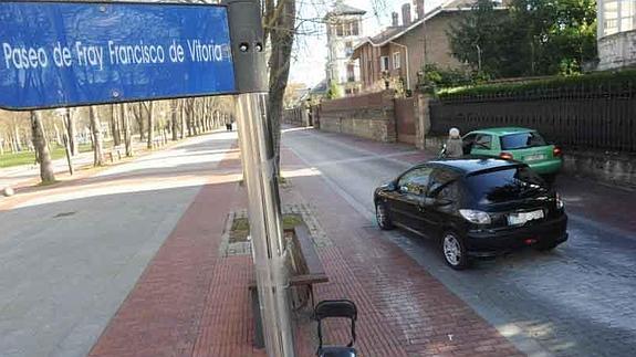 Vehículos circulando y estacionados en el Paseo de Fray Francisco