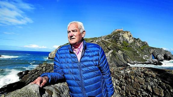 Joseba Fernández se dedica en cuerpo y alma al cuidado de San Juan, una labor que ve «reconocida» por sus vecinos.