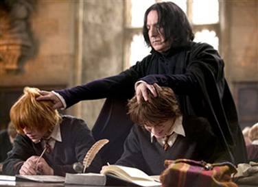 El profesor Snape regaña a Ron Weasley y a Harry Potter en una escena de la saga.