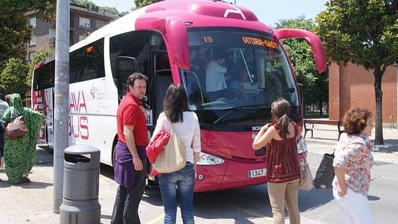 Uno de los autobuses que dan servicio al valle de Ayala. 