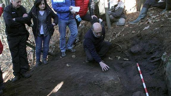 El antropólogo forense Paco Etxeberria, en la fosa localizada cerca del monte Urkullu.  