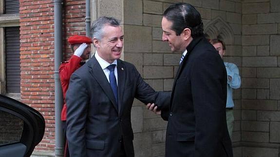 El lehendakari, Iñigo Urkullu, junto al gobernador de una delegación de Estado de Querétaro (México), Francisco Domínguez.