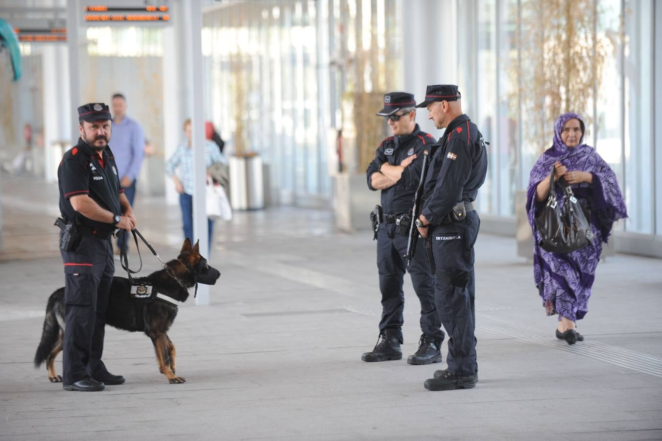 Agentes de la Ertzaintza vigilan la estación de autobuses de Vitoria.