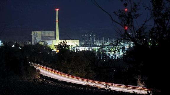 Imagen nocturna de la centra de Garoña. 