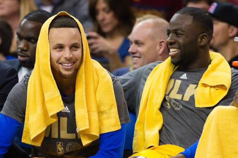 Stephen Curry y Draymond Green sonríen tras la batalla